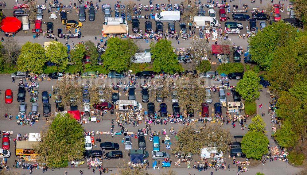 Dortmund aus der Vogelperspektive: Verkaufsstände und Besucher des Trödelmarktes und Flohmarktes auf dem Parkplatz an der Emil-Figge-Straße im Ortsteil Hombruch in Dortmund im Bundesland Nordrhein-Westfalen