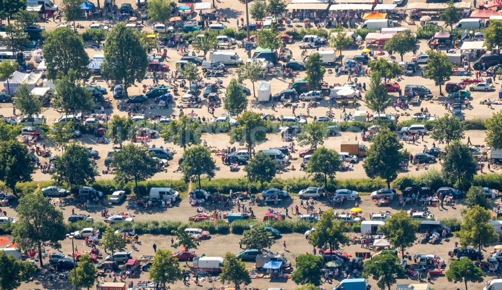 Gelsenkirchen von oben - Verkaufsstände und Besucher des Trödelmarktes und Flohmarktes am Parkplatz an der Parkallee in Gelsenkirchen im Bundesland Nordrhein-Westfalen