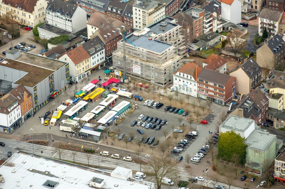 Luftaufnahme Gladbeck - Verkaufsstände und Handelsbuden auf dem Markplatz in Gladbeck im Bundesland Nordrhein-Westfalen