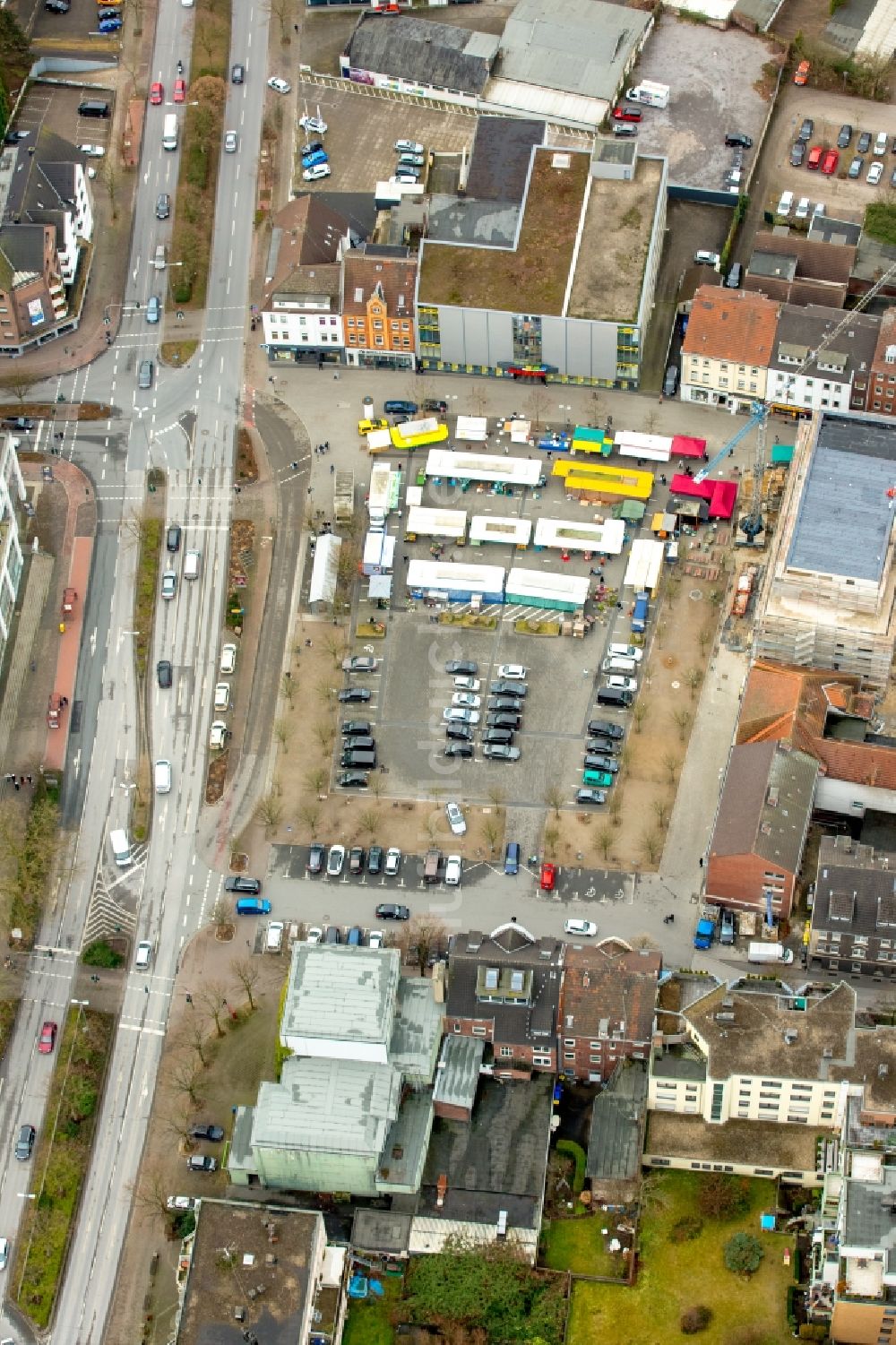 Gladbeck von oben - Verkaufsstände und Handelsbuden auf dem Markplatz in Gladbeck im Bundesland Nordrhein-Westfalen