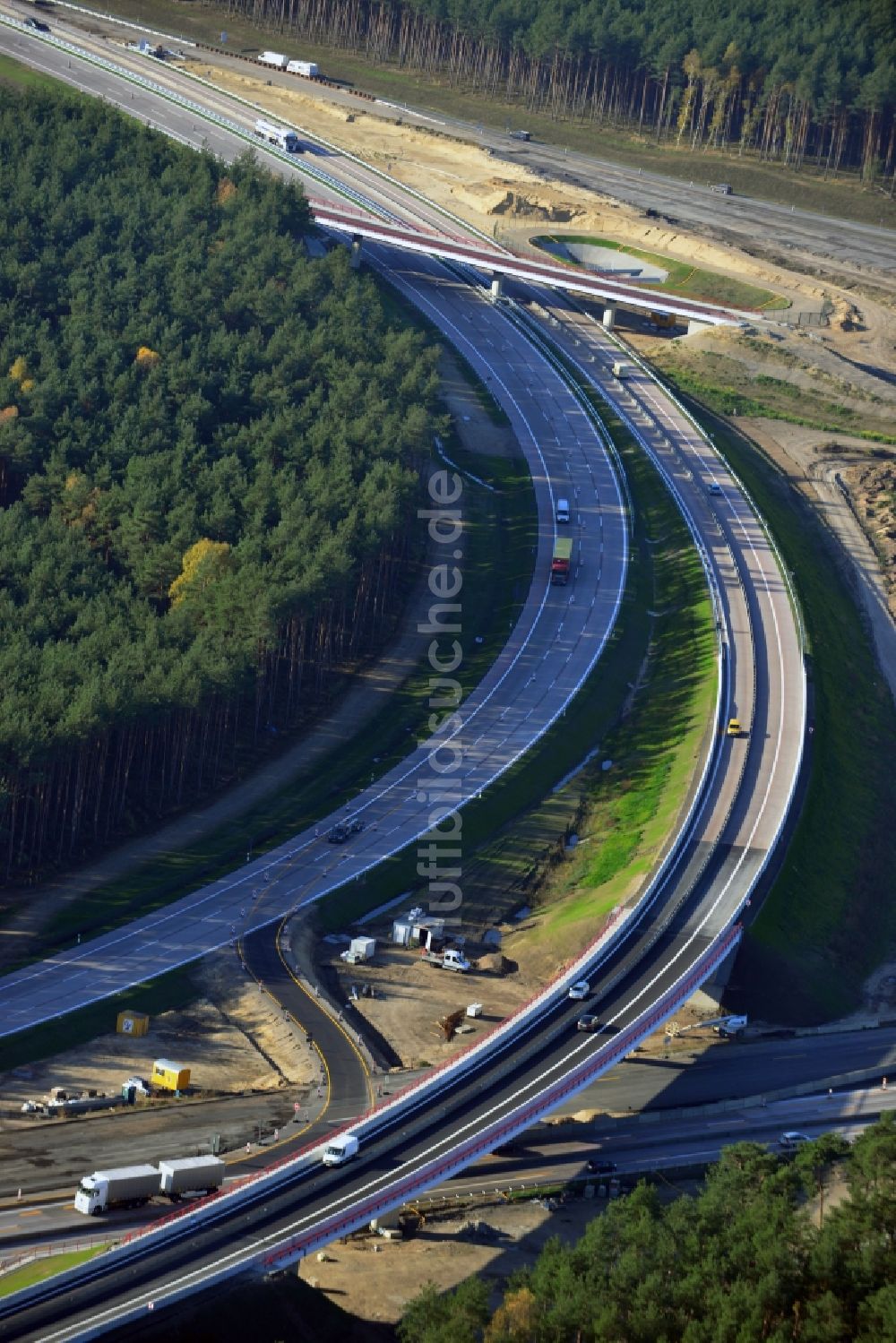 Groß Ziethen aus der Vogelperspektive: Verkehr auf dem Gekrümmtes Brücken- Bauwerk 75 der Hentschke Bau GmbH auf der Baustelle zum Um- und Ausbau des Autobahndreieck AD Havelland im Bundesland Brandenburg