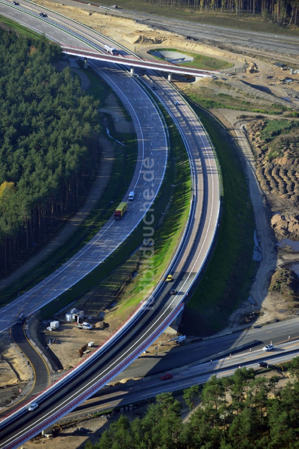 Luftbild Groß Ziethen - Verkehr auf dem Gekrümmtes Brücken- Bauwerk 75 der Hentschke Bau GmbH auf der Baustelle zum Um- und Ausbau des Autobahndreieck AD Havelland im Bundesland Brandenburg