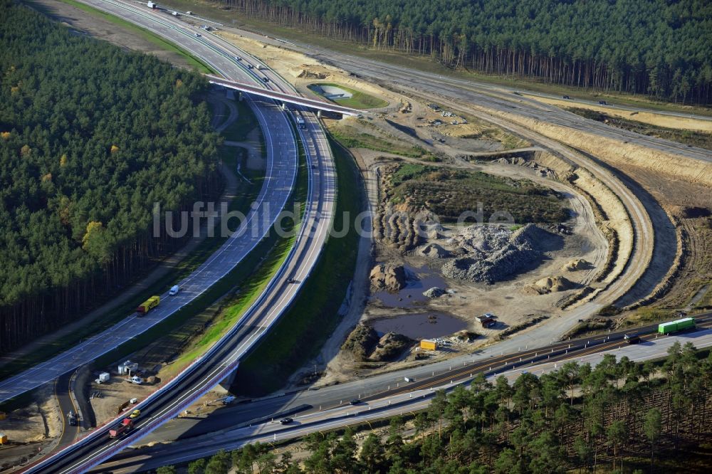 Luftaufnahme Groß Ziethen - Verkehr auf dem Gekrümmtes Brücken- Bauwerk 75 der Hentschke Bau GmbH auf der Baustelle zum Um- und Ausbau des Autobahndreieck AD Havelland im Bundesland Brandenburg