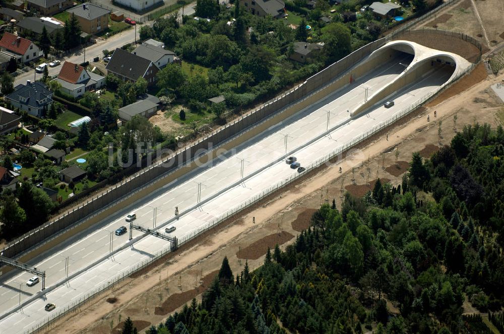 25.05.2008 von oben - Verkehr auf der neuen Stadtautobahn Berlin - Altglienicke Flughafen Schönefeld A113 n