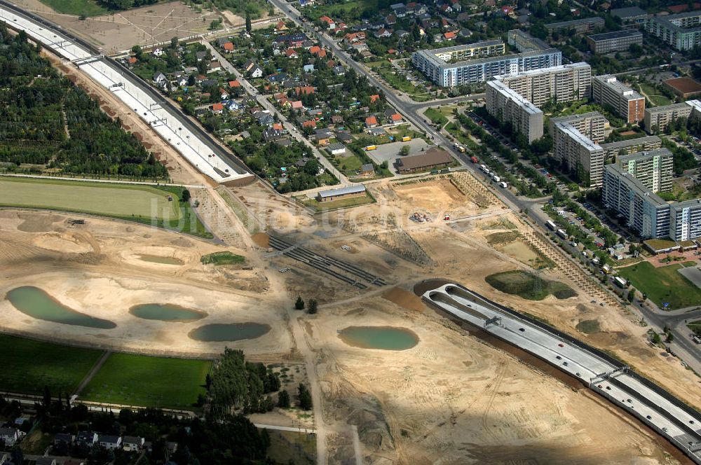 25.05.2008 von oben - Verkehr auf der neuen Stadtautobahn Berlin - Altglienicke Flughafen Schönefeld A113 n