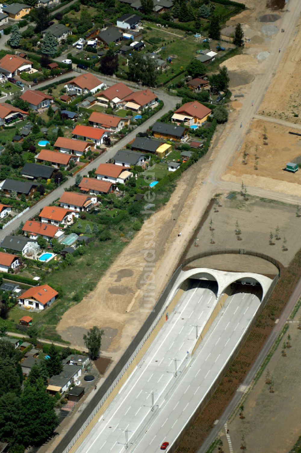 25.05.2008 von oben - Verkehr auf der neuen Stadtautobahn Berlin - Altglienicke Flughafen Schönefeld A113 n