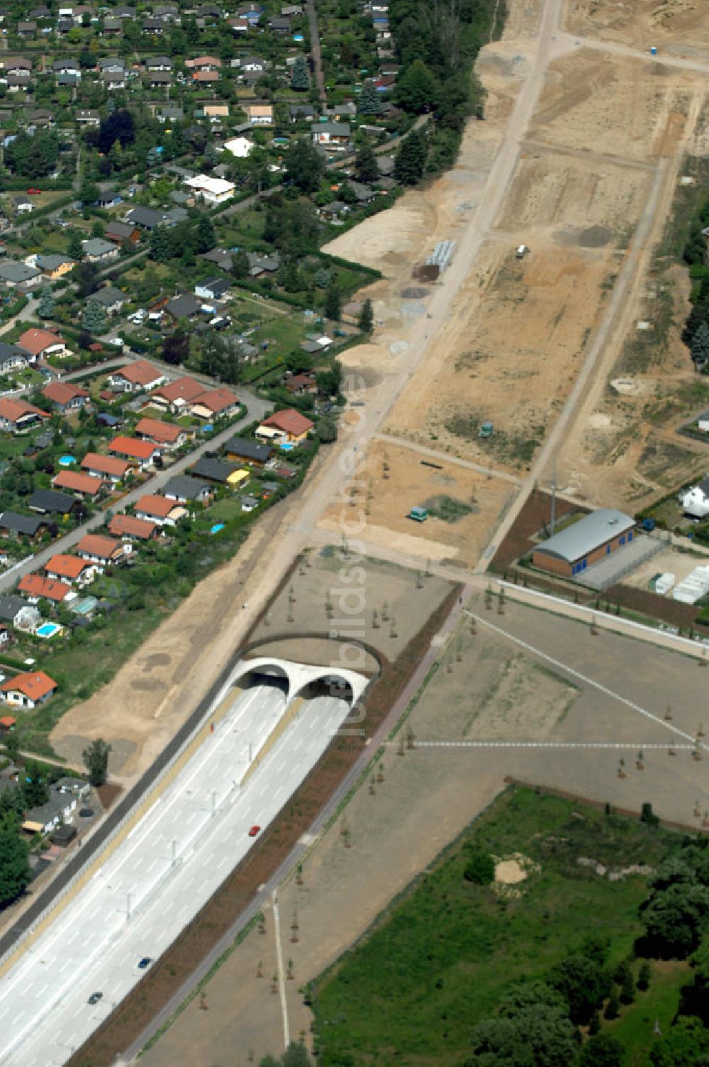 25.05.2008 aus der Vogelperspektive: Verkehr auf der neuen Stadtautobahn Berlin - Altglienicke Flughafen Schönefeld A113 n