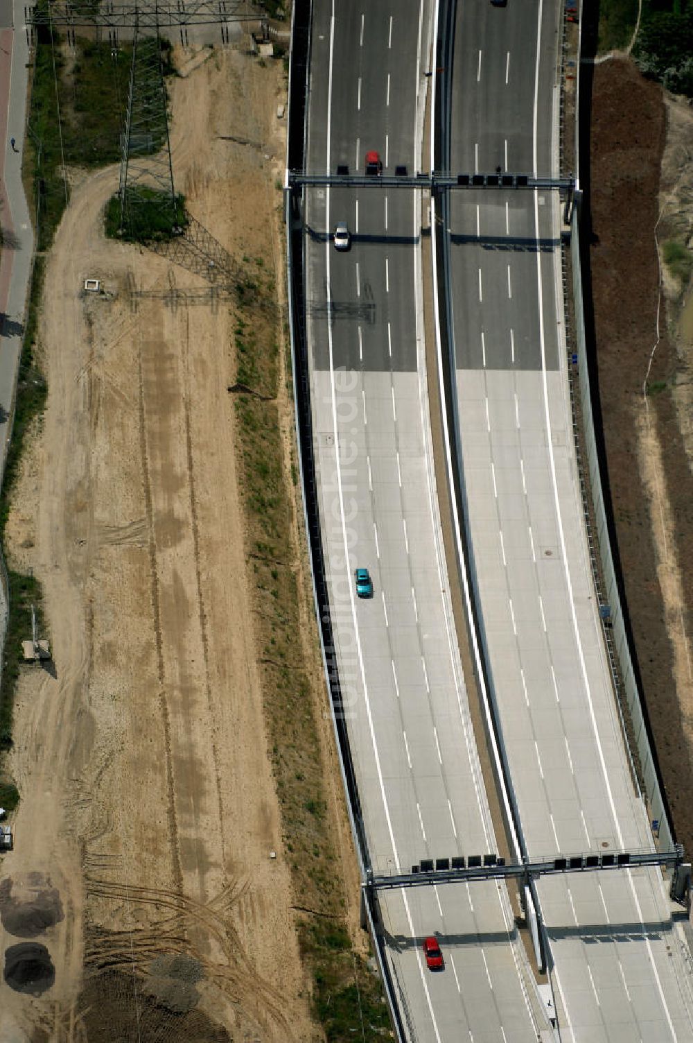 Luftbild 25.05.2008 - Verkehr auf der neuen Stadtautobahn Berlin - Altglienicke Flughafen Schönefeld A113 n