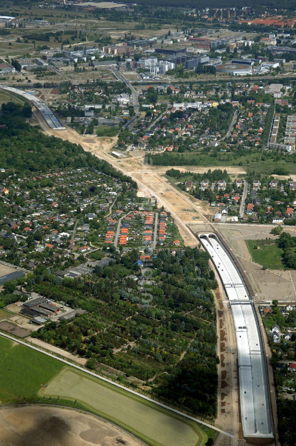 25.05.2008 von oben - Verkehr auf der neuen Stadtautobahn Berlin - Altglienicke Flughafen Schönefeld A113 n