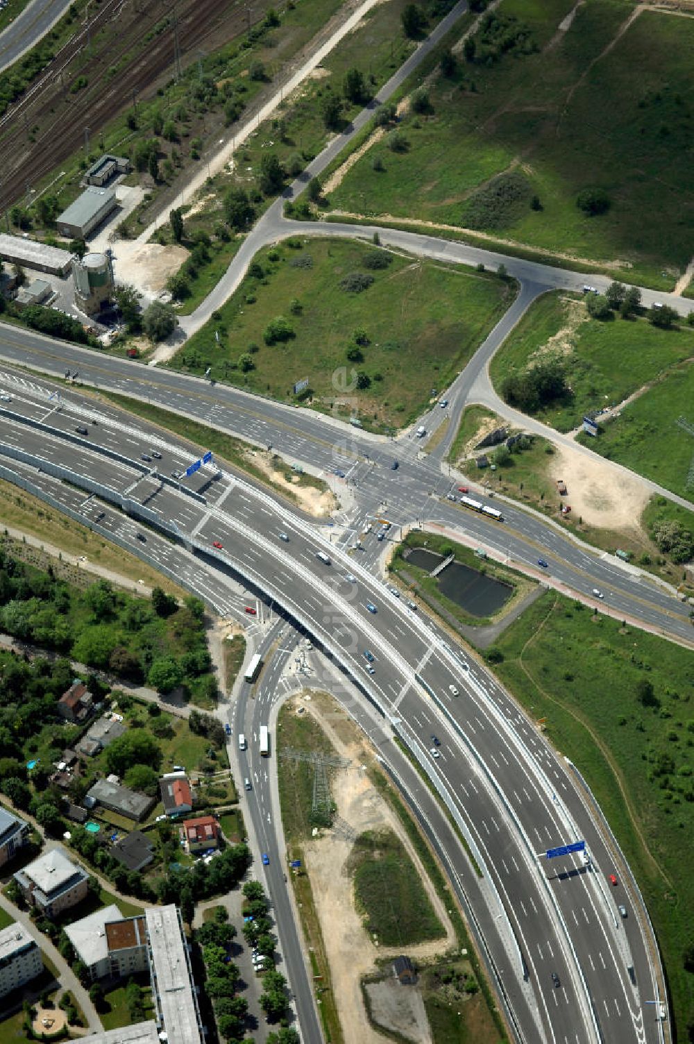 25.05.2008 aus der Vogelperspektive: Verkehr auf der neuen Stadtautobahn Berlin - Altglienicke Flughafen Schönefeld A113 n