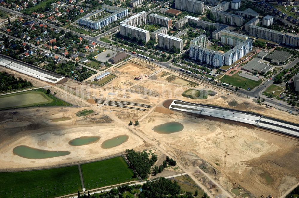 25.05.2008 von oben - Verkehr auf der neuen Stadtautobahn Berlin - Altglienicke Flughafen Schönefeld A113 n