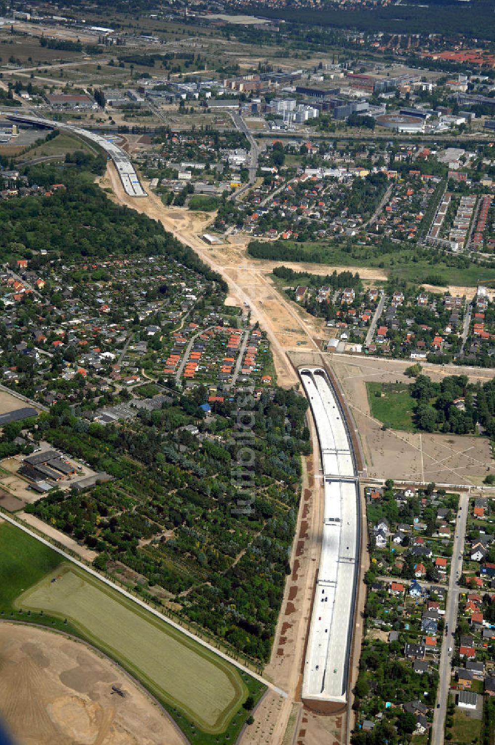 25.05.2008 aus der Vogelperspektive: Verkehr auf der neuen Stadtautobahn Berlin - Altglienicke Flughafen Schönefeld A113 n