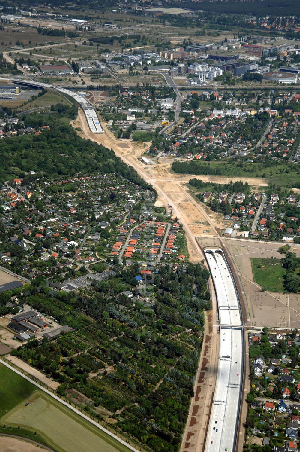 Luftbild 25.05.2008 - Verkehr auf der neuen Stadtautobahn Berlin - Altglienicke Flughafen Schönefeld A113 n