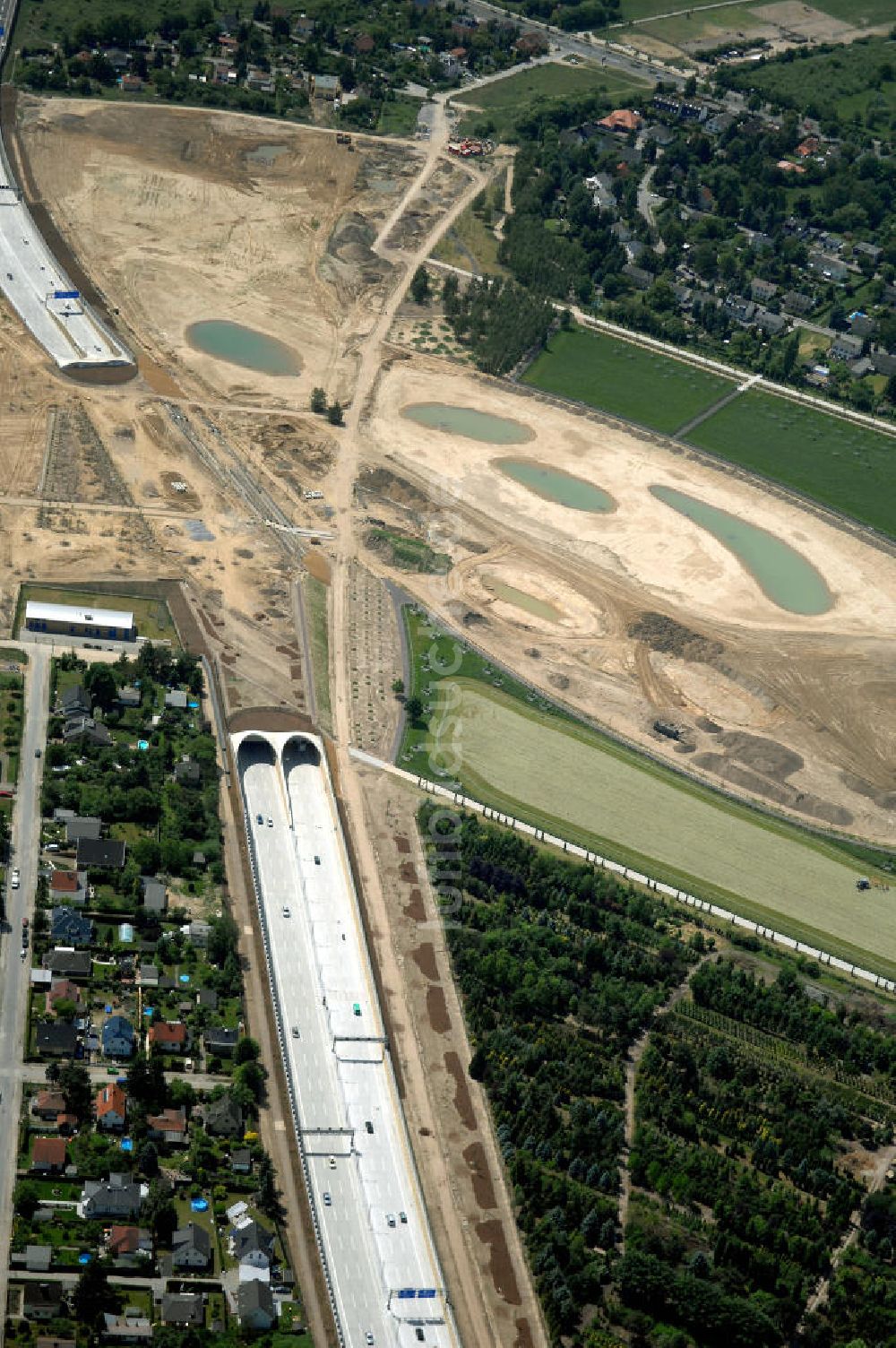 Luftaufnahme 25.05.2008 - Verkehr auf der neuen Stadtautobahn Berlin - Altglienicke Flughafen Schönefeld A113 n