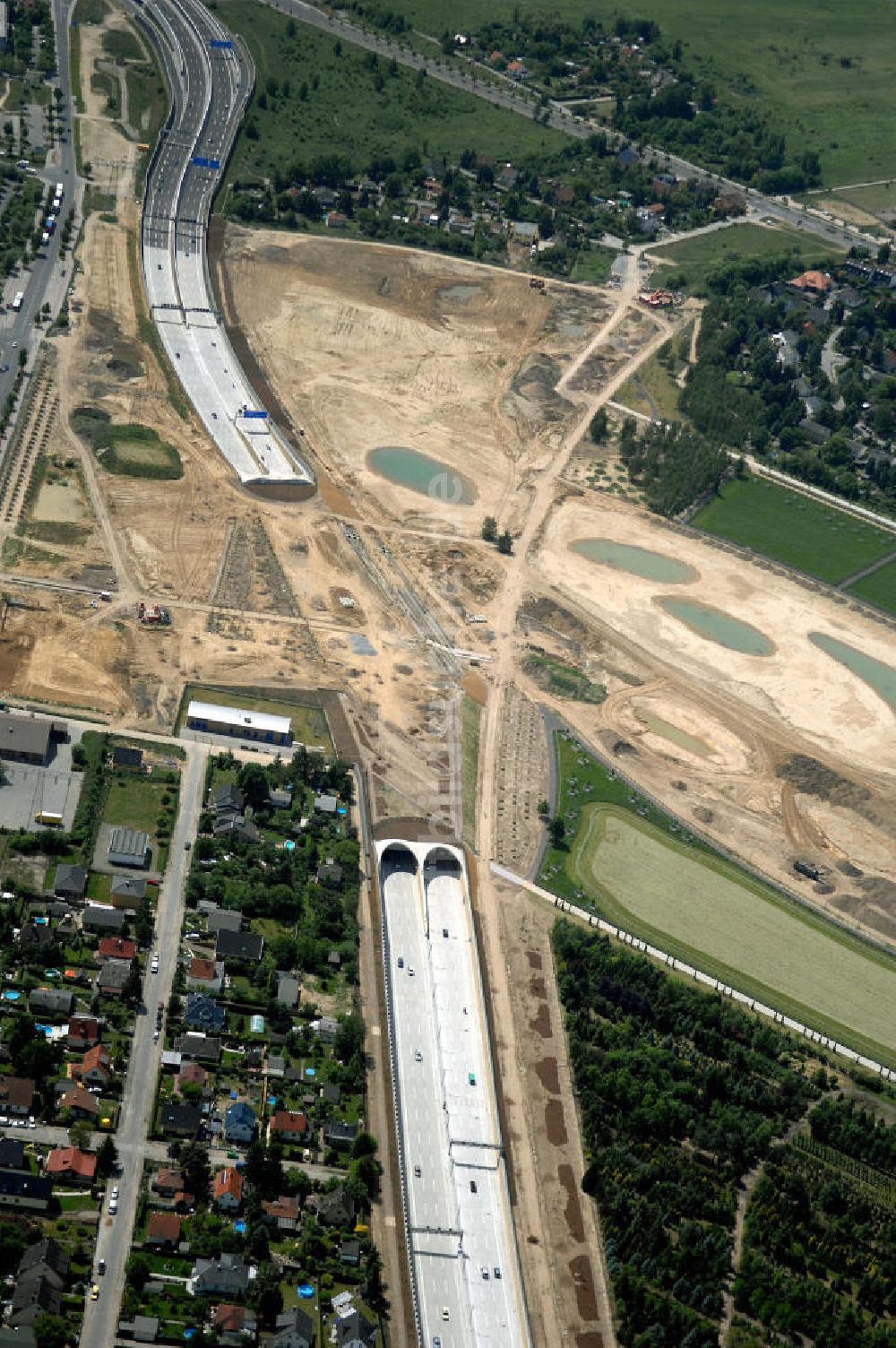 25.05.2008 von oben - Verkehr auf der neuen Stadtautobahn Berlin - Altglienicke Flughafen Schönefeld A113 n