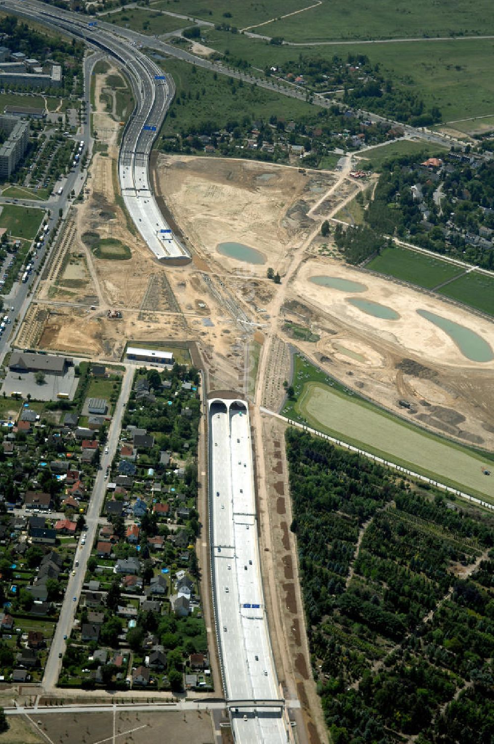 25.05.2008 aus der Vogelperspektive: Verkehr auf der neuen Stadtautobahn Berlin - Altglienicke Flughafen Schönefeld A113 n