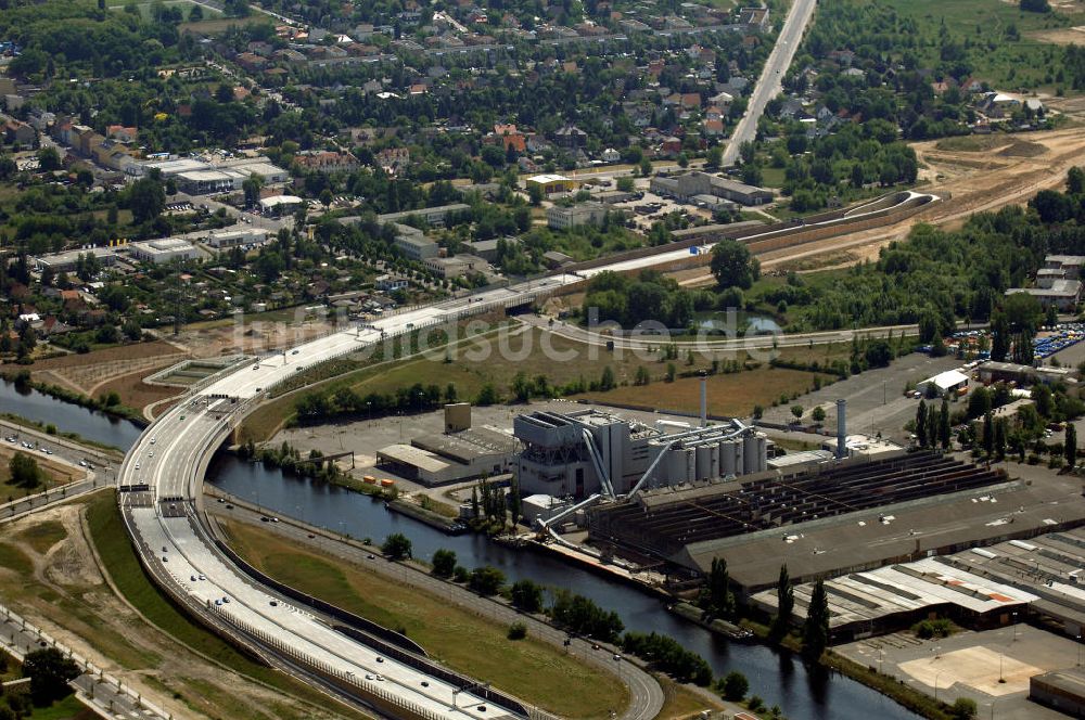 Luftbild Berlin - Verkehr auf der neuen Stadtautobahn Berlin - Johannissthal Flughafen Schönefeld A113 n