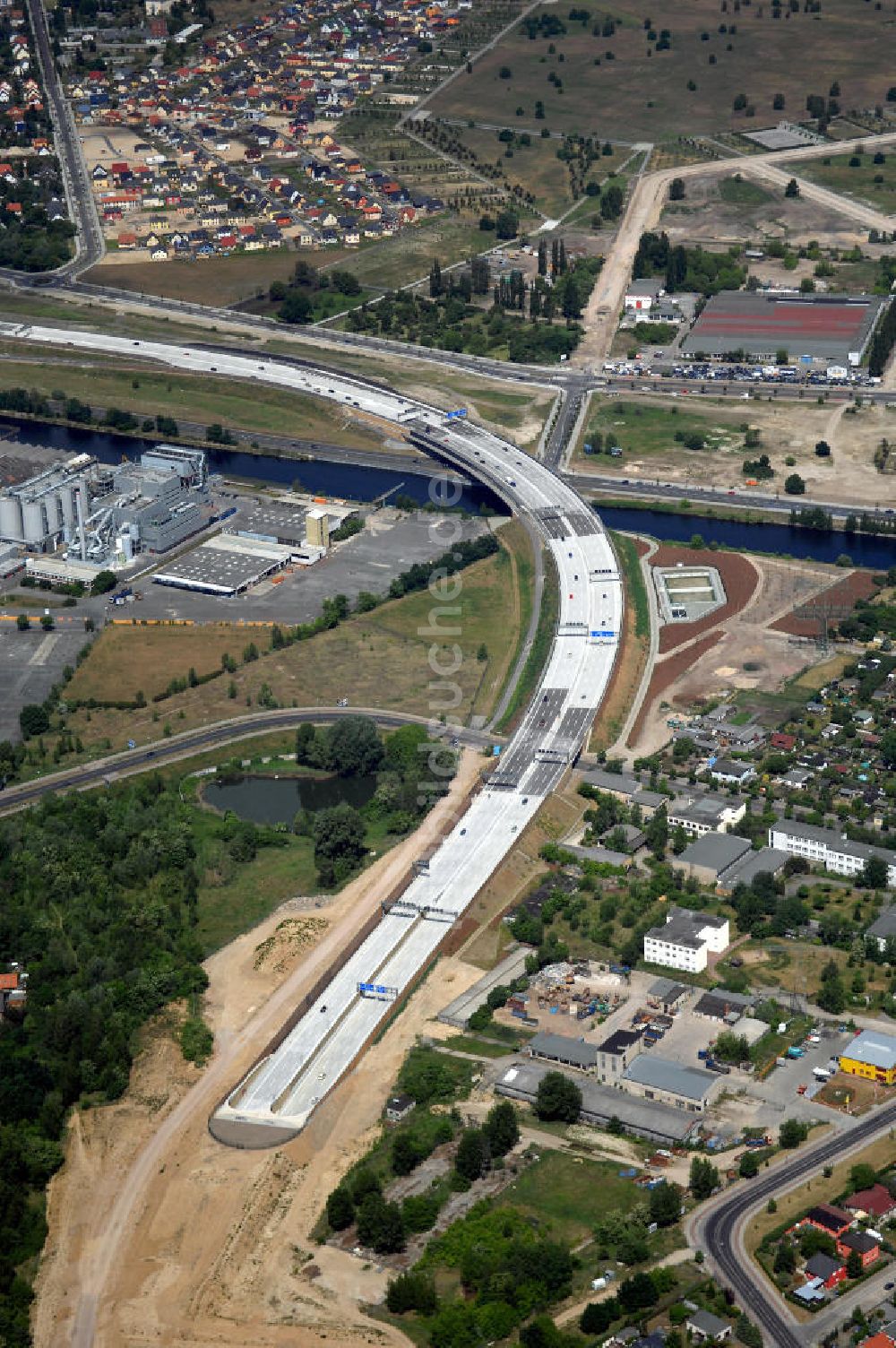 Berlin von oben - Verkehr auf der neuen Stadtautobahn Berlin - Johannissthal Flughafen Schönefeld A113 n