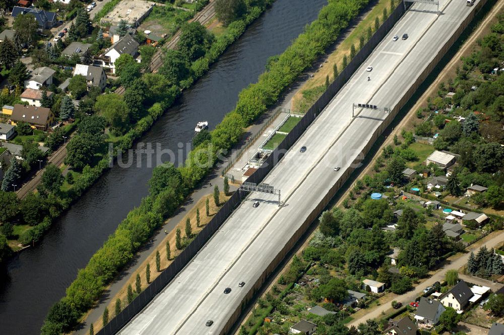 Berlin aus der Vogelperspektive: Verkehr auf der neuen Stadtautobahn Berlin - Johannissthal Flughafen Schönefeld A113 n