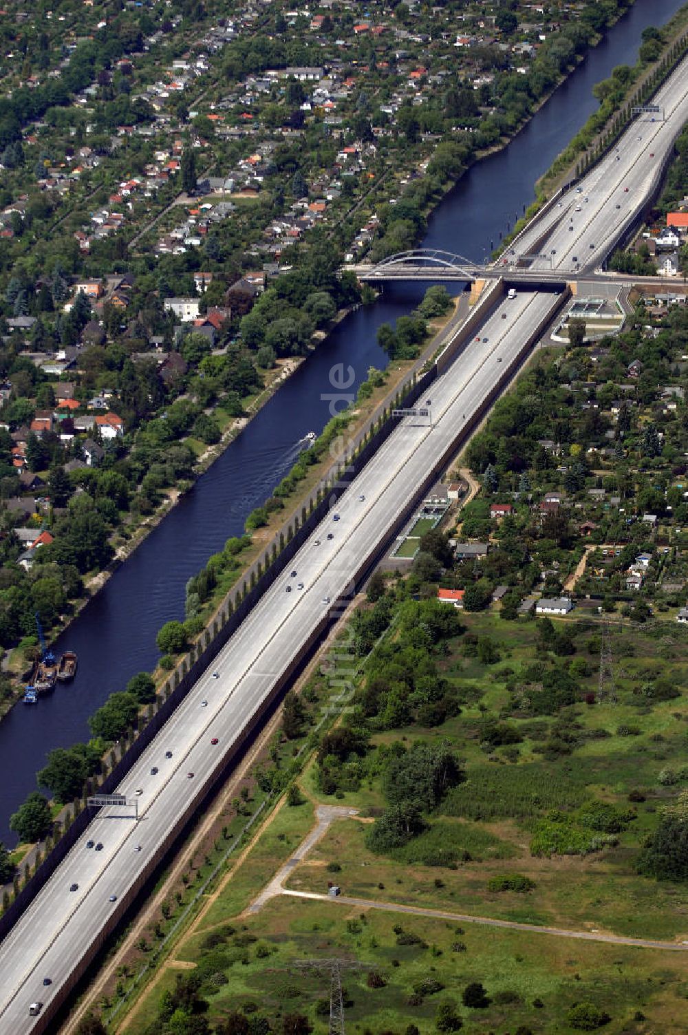 Luftbild Berlin - Verkehr auf der neuen Stadtautobahn Berlin - Johannissthal Flughafen Schönefeld A113 n