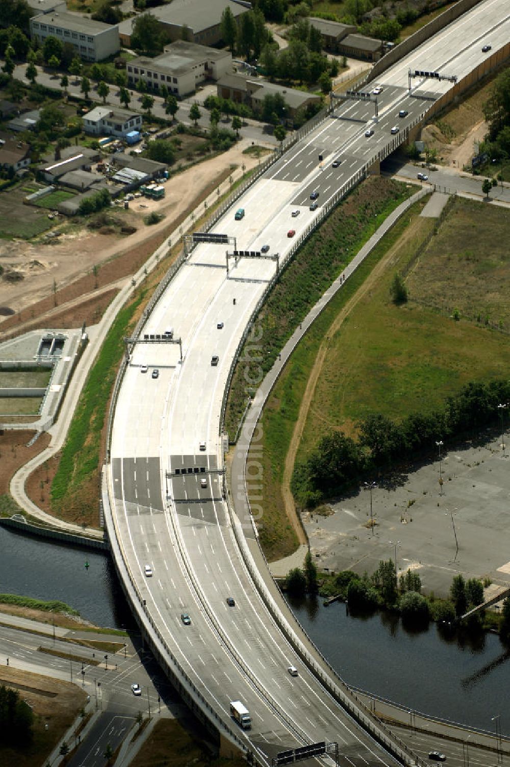 Luftaufnahme Berlin - Verkehr auf der neuen Stadtautobahn Berlin - Johannissthal Flughafen Schönefeld A113 n