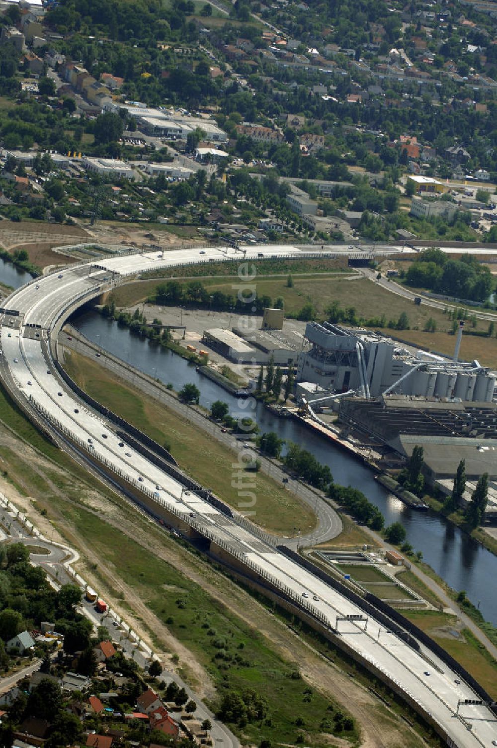 Luftbild Berlin - Verkehr auf der neuen Stadtautobahn Berlin - Johannissthal Flughafen Schönefeld A113 n