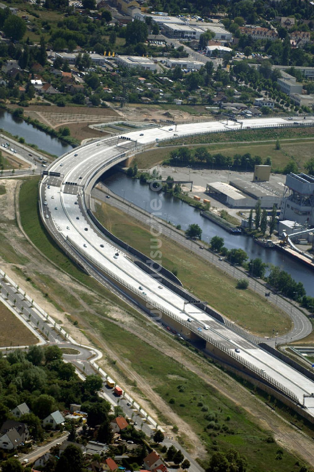 Luftaufnahme Berlin - Verkehr auf der neuen Stadtautobahn Berlin - Johannissthal Flughafen Schönefeld A113 n