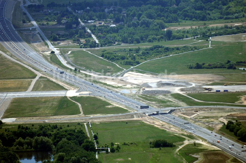 Schönefeld von oben - Verkehr auf der neuen Stadtautobahn am Flughafen Schönefeld A113n