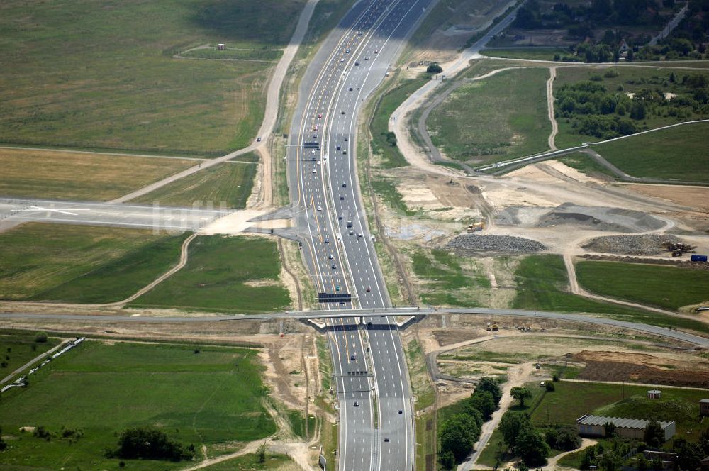 Schönefeld aus der Vogelperspektive: Verkehr auf der neuen Stadtautobahn am Flughafen Schönefeld A113n