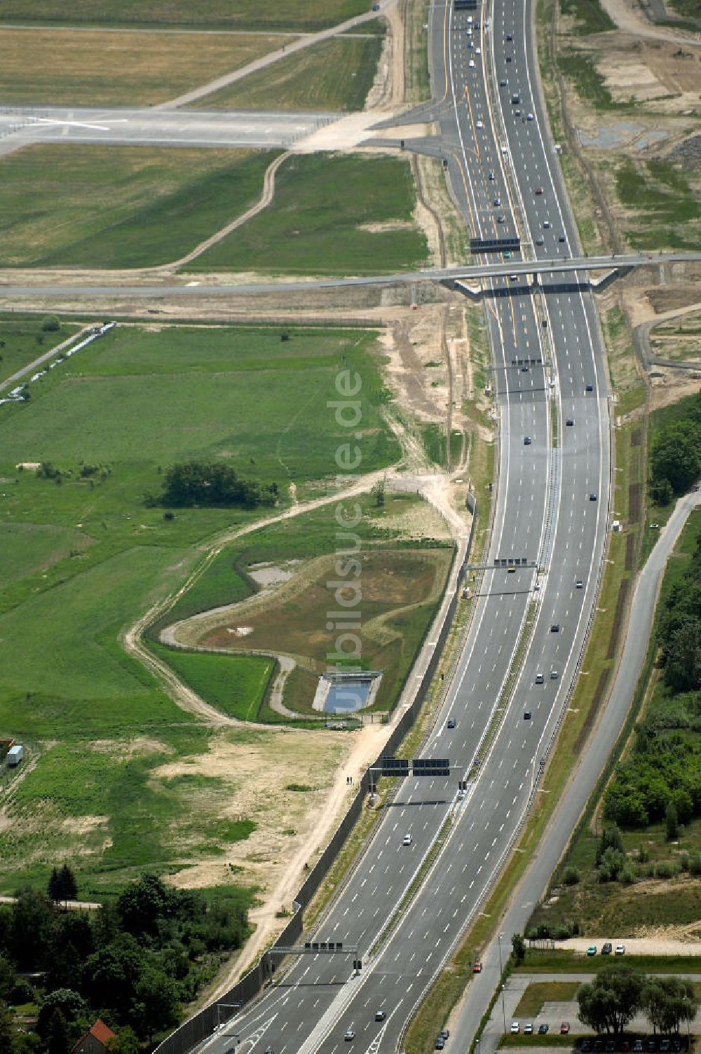 Luftbild Schönefeld - Verkehr auf der neuen Stadtautobahn am Flughafen Schönefeld A113n