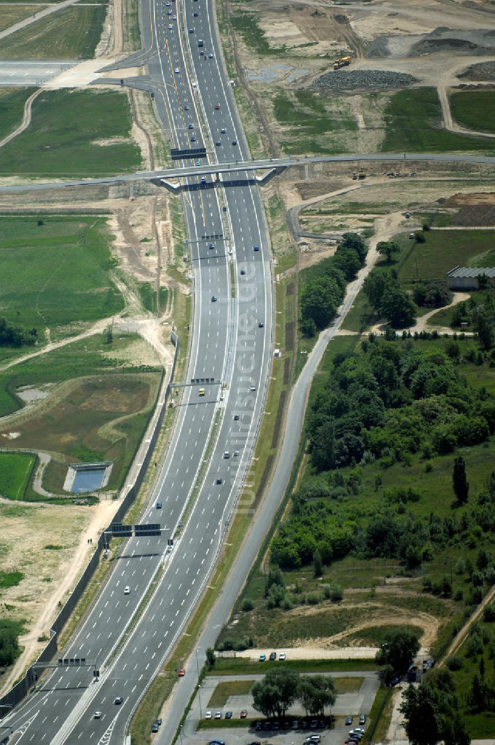 Luftaufnahme Schönefeld - Verkehr auf der neuen Stadtautobahn am Flughafen Schönefeld A113n