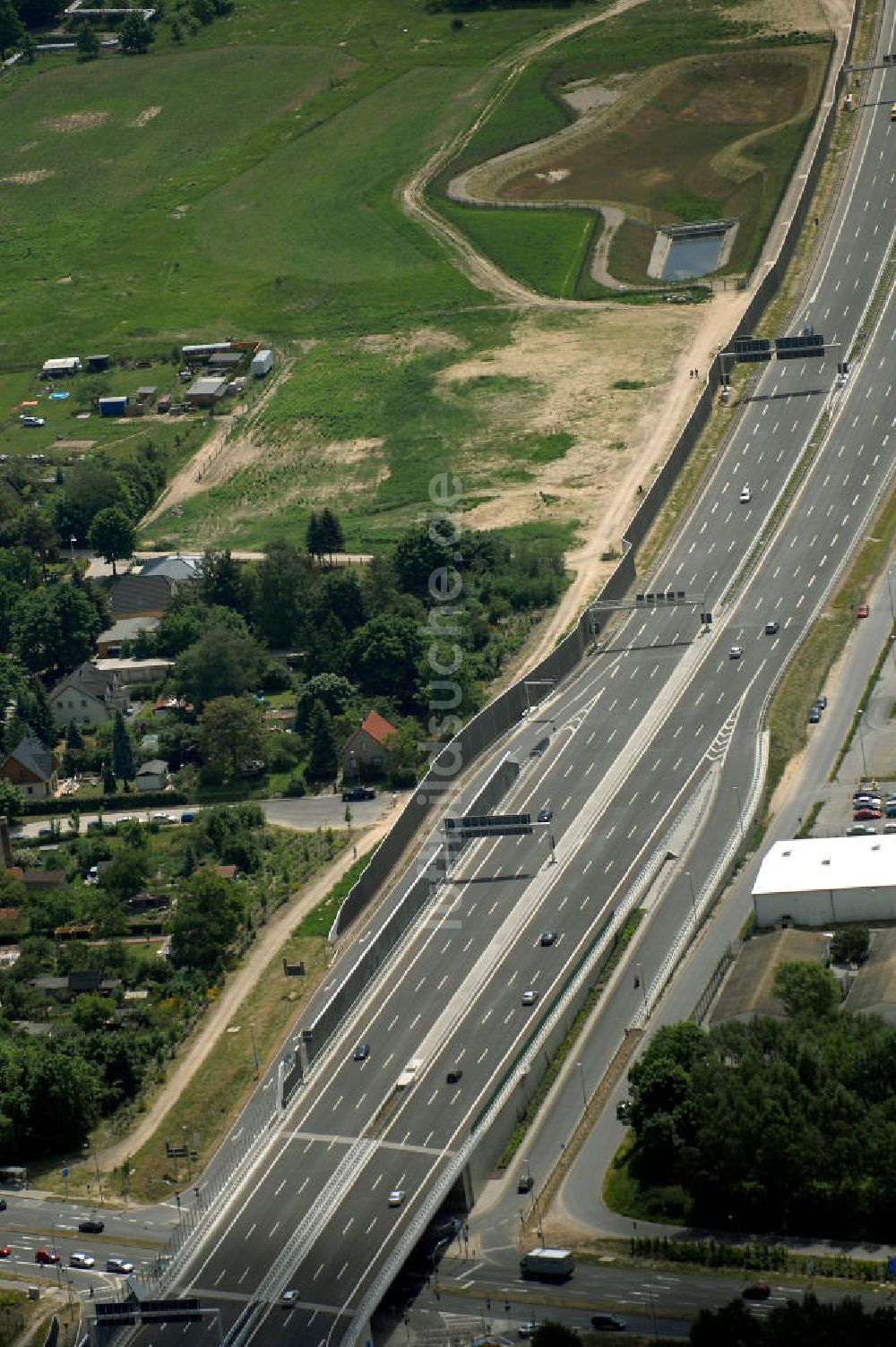 Schönefeld von oben - Verkehr auf der neuen Stadtautobahn am Flughafen Schönefeld A113n