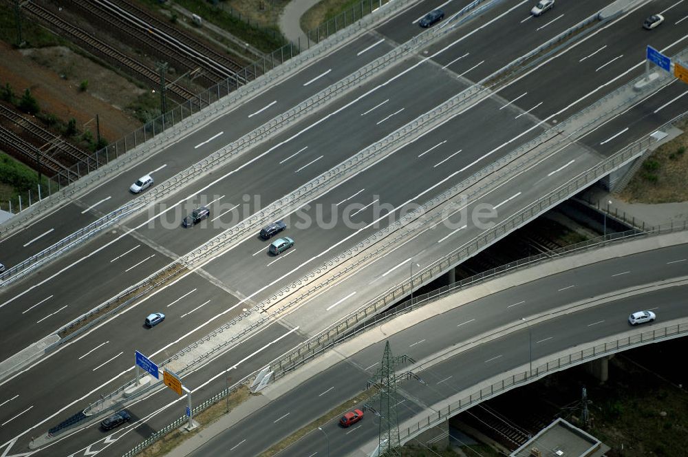 Schönefeld aus der Vogelperspektive: Verkehr auf der neuen Stadtautobahn am Flughafen Schönefeld A113n