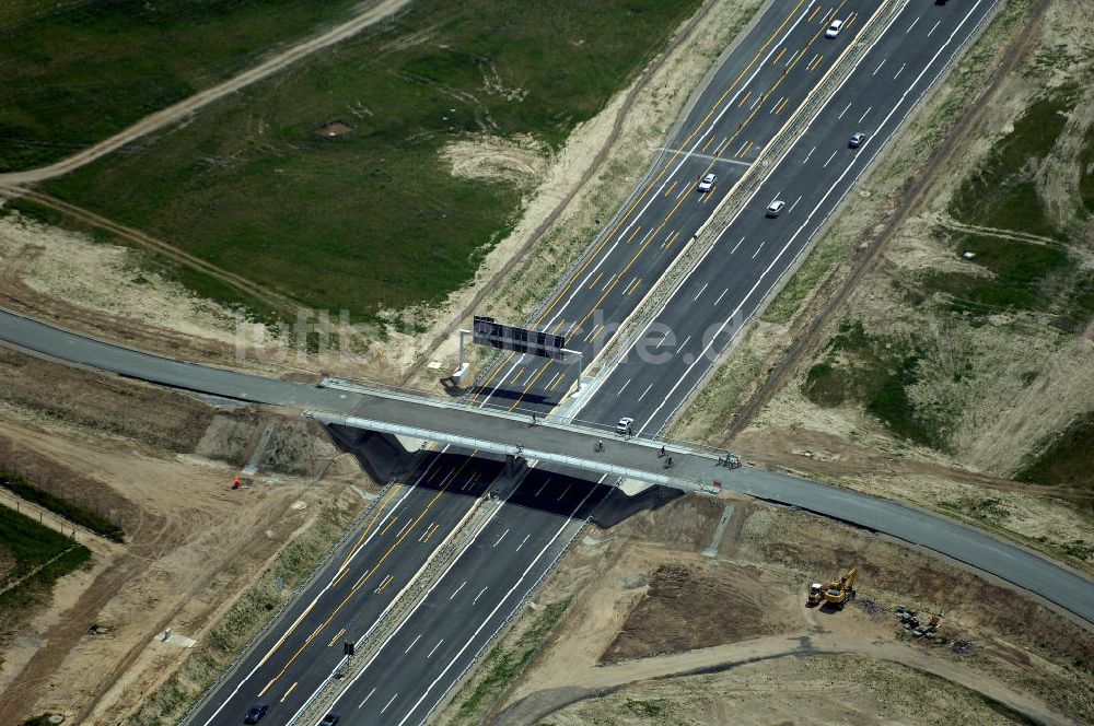 Schönefeld von oben - Verkehr auf der neuen Stadtautobahn am Flughafen Schönefeld A113n