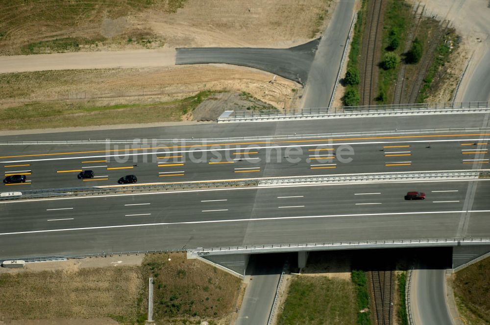 Schönefeld aus der Vogelperspektive: Verkehr auf der neuen Stadtautobahn am Flughafen Schönefeld A113n