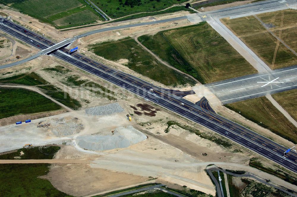 Luftaufnahme Schönefeld - Verkehr auf der neuen Stadtautobahn am Flughafen Schönefeld A113n