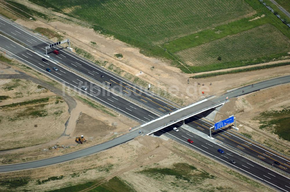 Schönefeld von oben - Verkehr auf der neuen Stadtautobahn am Flughafen Schönefeld A113n