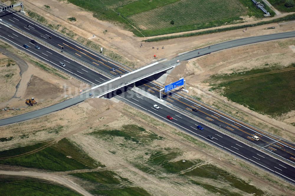 Schönefeld aus der Vogelperspektive: Verkehr auf der neuen Stadtautobahn am Flughafen Schönefeld A113n