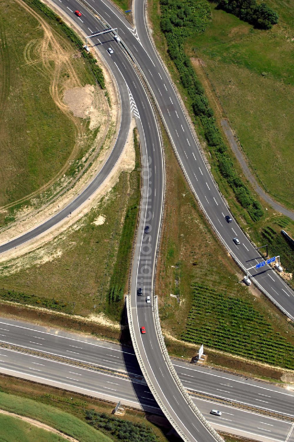 Luftaufnahme Schönefeld - Verkehr auf der neuen Stadtautobahn am Flughafen Schönefeld A113n