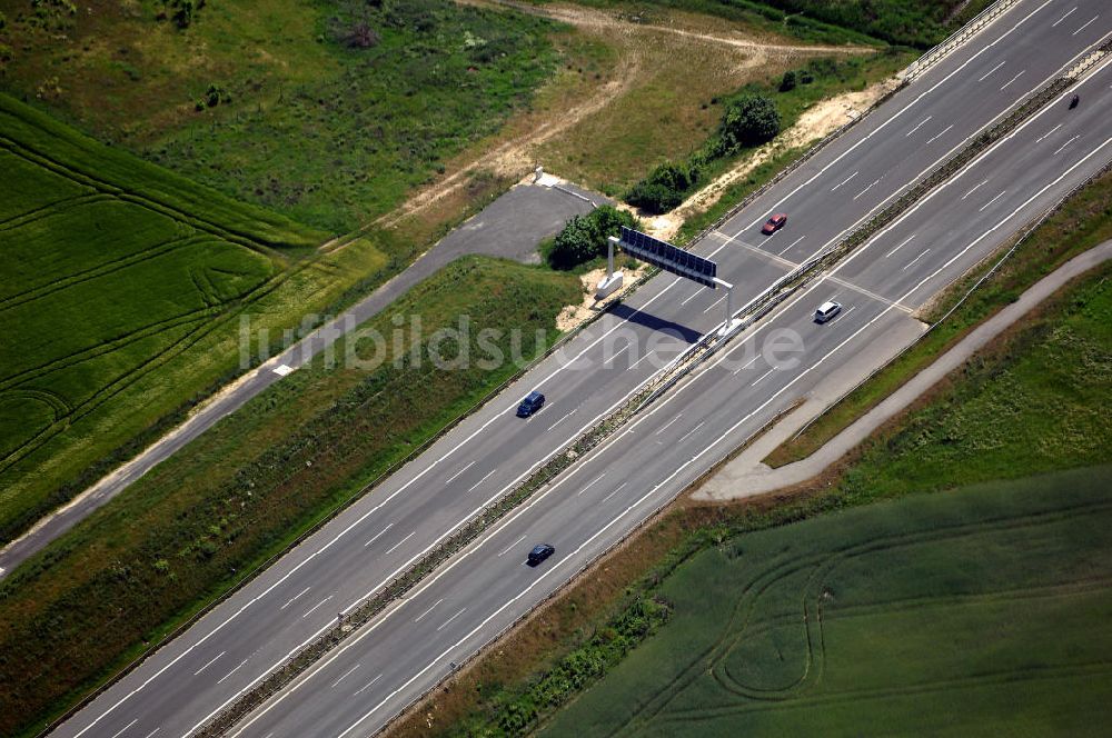 Luftbild Schönefeld - Verkehr auf der neuen Stadtautobahn am Flughafen Schönefeld A113n