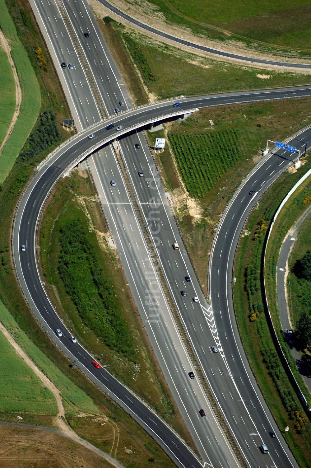 Schönefeld aus der Vogelperspektive: Verkehr auf der neuen Stadtautobahn am Flughafen Schönefeld A113n