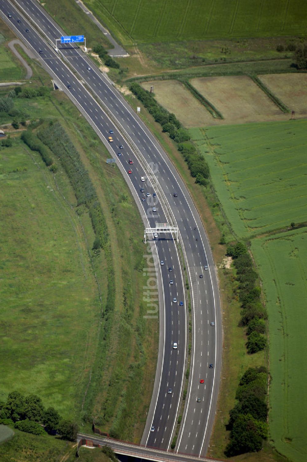 Luftbild Schönefeld - Verkehr auf der neuen Stadtautobahn am Flughafen Schönefeld A113n