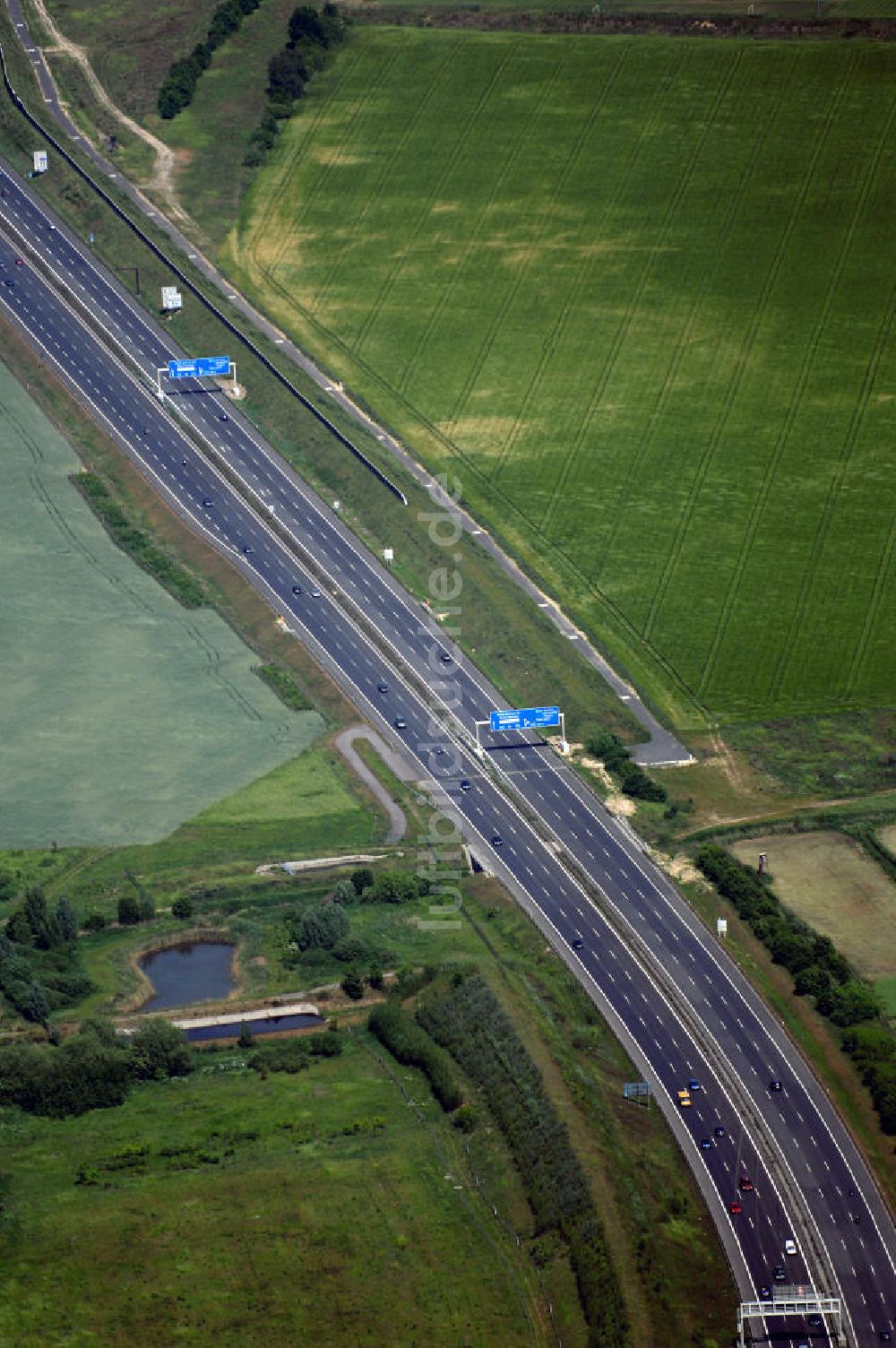 Luftaufnahme Schönefeld - Verkehr auf der neuen Stadtautobahn am Flughafen Schönefeld A113n