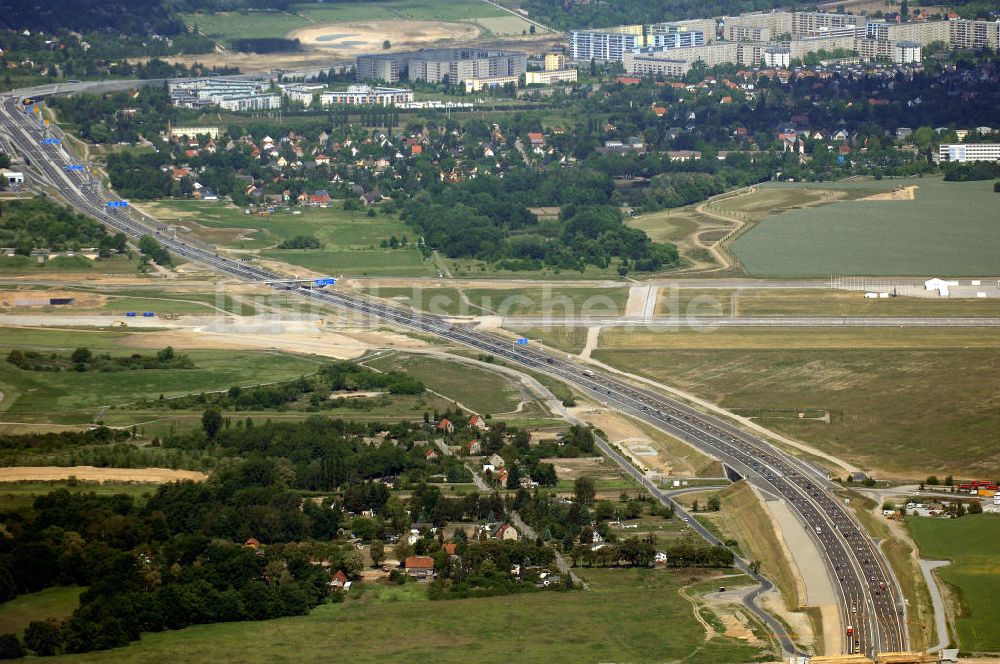 Schönefeld aus der Vogelperspektive: Verkehr auf der neuen Stadtautobahn am Flughafen Schönefeld A113n