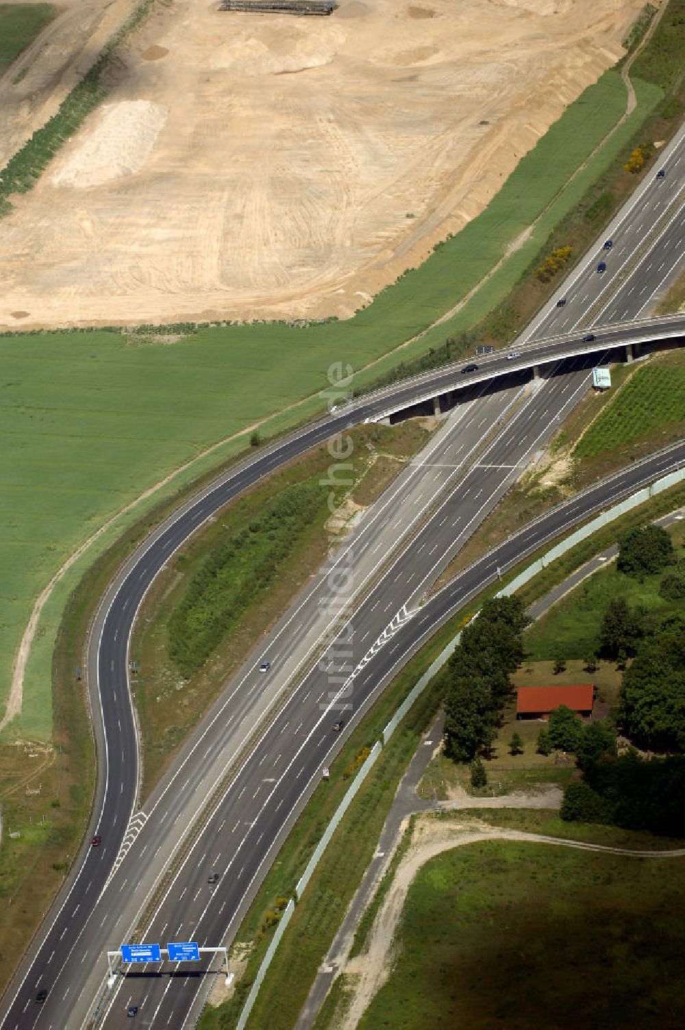 Luftbild Schönefeld - Verkehr auf der neuen Stadtautobahn am Flughafen Schönefeld A113n