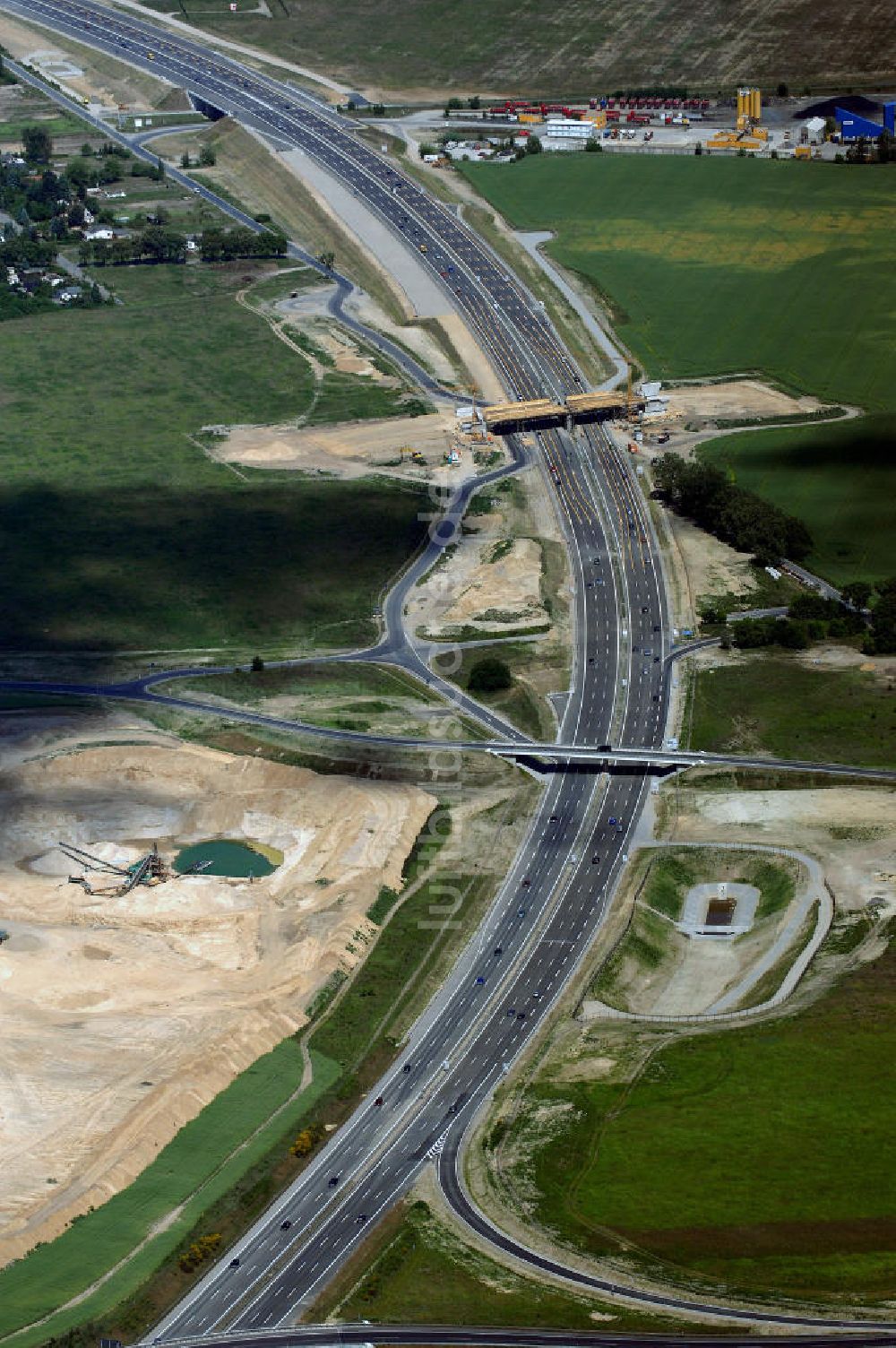 Schönefeld von oben - Verkehr auf der neuen Stadtautobahn am Flughafen Schönefeld A113n