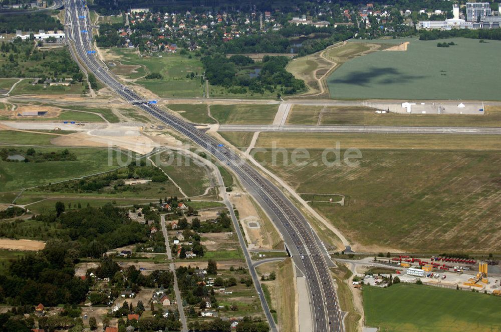 Luftbild Schönefeld - Verkehr auf der neuen Stadtautobahn am Flughafen Schönefeld A113n