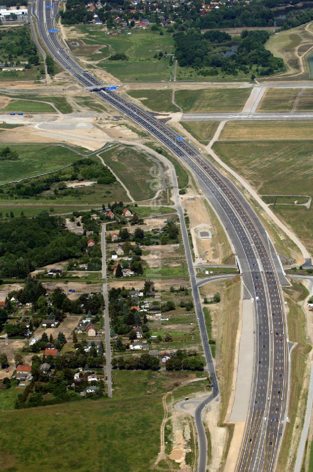 Luftaufnahme Schönefeld - Verkehr auf der neuen Stadtautobahn am Flughafen Schönefeld A113n