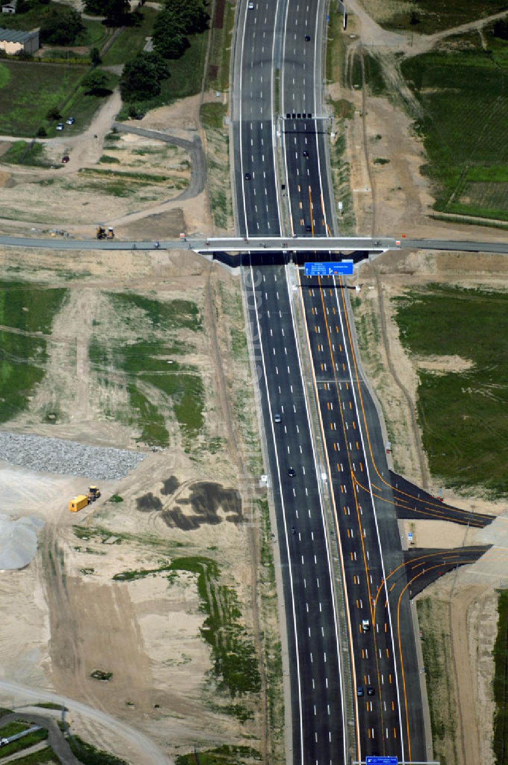 Luftbild Schönefeld - Verkehr auf der neuen Stadtautobahn am Flughafen Schönefeld A113n