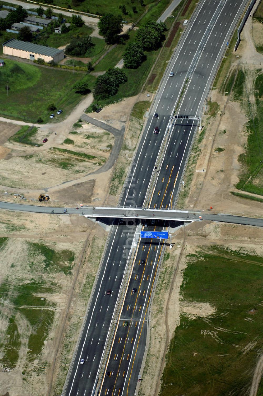 Luftaufnahme Schönefeld - Verkehr auf der neuen Stadtautobahn am Flughafen Schönefeld A113n